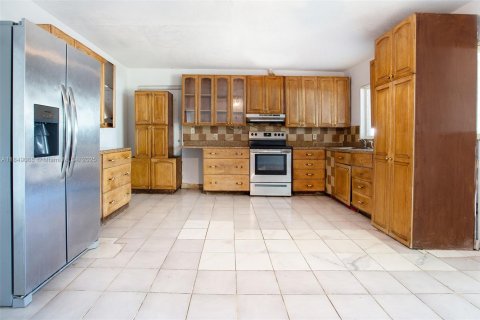 Casa en venta en Miami Gardens, Florida, 6 dormitorios, 238.94 m2 № 1855092 - foto 5
