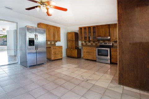 Casa en venta en Miami Gardens, Florida, 6 dormitorios, 238.94 m2 № 1855092 - foto 8