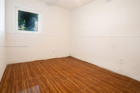Casa en venta en Miami Gardens, Florida, 6 dormitorios, 238.94 m2 № 1855092 - foto 18