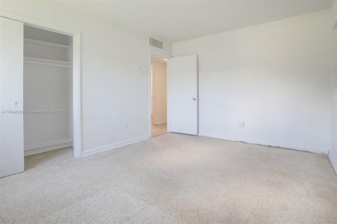 Casa en venta en Miami Gardens, Florida, 6 dormitorios, 238.94 m2 № 1855092 - foto 21