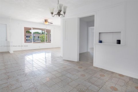 Casa en venta en Miami Gardens, Florida, 6 dormitorios, 238.94 m2 № 1855092 - foto 12
