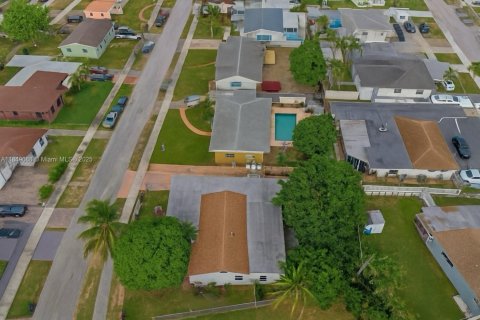 Casa en venta en Miami Gardens, Florida, 6 dormitorios, 238.94 m2 № 1855092 - foto 7