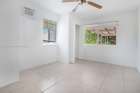 Casa en venta en Miami Gardens, Florida, 6 dormitorios, 238.94 m2 № 1855092 - foto 30