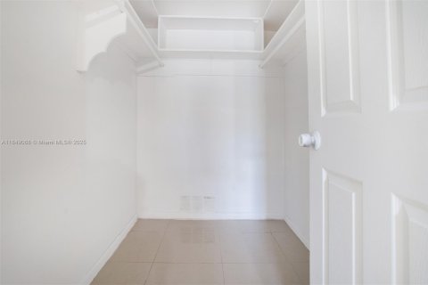 Casa en venta en Miami Gardens, Florida, 6 dormitorios, 238.94 m2 № 1855092 - foto 16