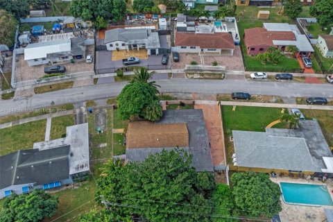 Casa en venta en Miami Gardens, Florida, 6 dormitorios, 238.94 m2 № 1855092 - foto 2