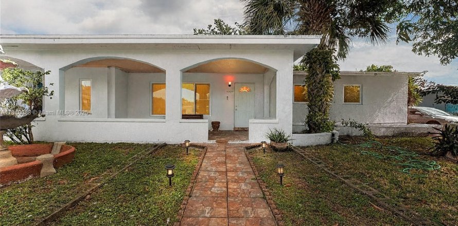 Casa en Miami Gardens, Florida 6 dormitorios, 238.94 m2 № 1855092
