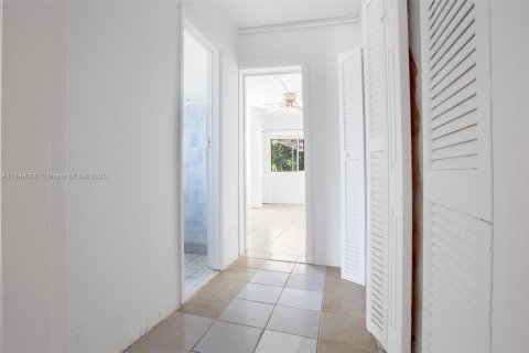Casa en venta en Miami Gardens, Florida, 6 dormitorios, 238.94 m2 № 1855092 - foto 26