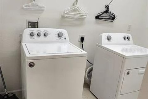 House in Davenport, Florida 5 bedrooms, 238.76 sq.m. № 1904194 - photo 14