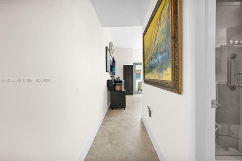 Condo in Miami, Florida, 2 bedrooms № 1993553 - photo 23