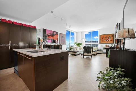 Condo in Miami, Florida, 2 bedrooms № 1993553 - photo 10