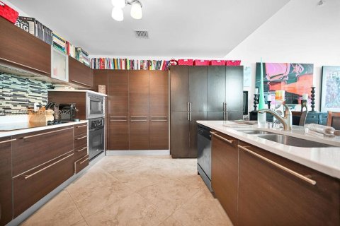 Condo in Miami, Florida, 2 bedrooms № 1993553 - photo 11