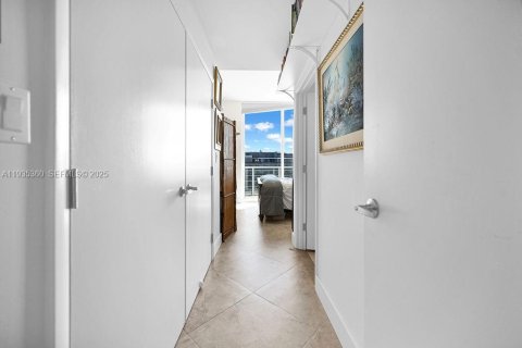 Condo in Miami, Florida, 2 bedrooms № 1993553 - photo 18