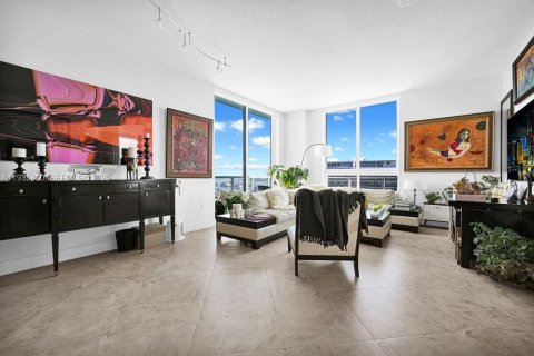 Condo in Miami, Florida, 2 bedrooms № 1993553 - photo 3