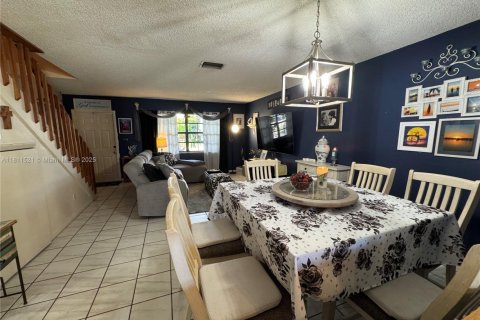 Adosado en venta en Pembroke Pines, Florida, 2 dormitorios, 117.06 m2 № 2015264 - foto 10
