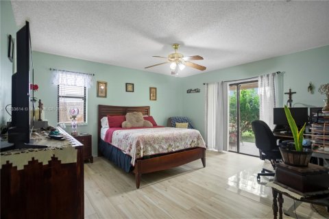 House in Davie, Florida 4 bedrooms, 197.32 sq.m. № 1811487 - photo 10