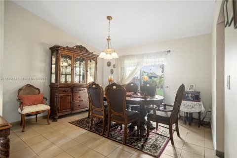 House in Davie, Florida 4 bedrooms, 197.32 sq.m. № 1811487 - photo 7