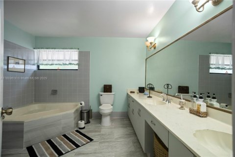 House in Davie, Florida 4 bedrooms, 197.32 sq.m. № 1811487 - photo 12