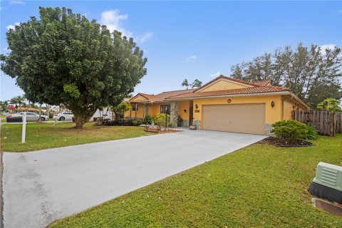 House in Davie, Florida 4 bedrooms, 197.32 sq.m. № 1811487 - photo 3