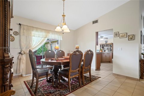 House in Davie, Florida 4 bedrooms, 197.32 sq.m. № 1811487 - photo 8