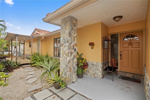 House in Davie, Florida 4 bedrooms, 197.32 sq.m. № 1811487 - photo 1