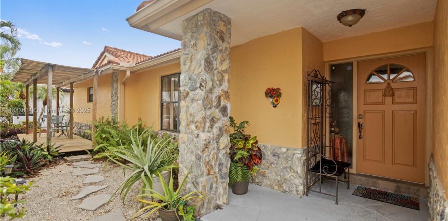 House in Davie, Florida 4 bedrooms, 197.32 sq.m. № 1811487