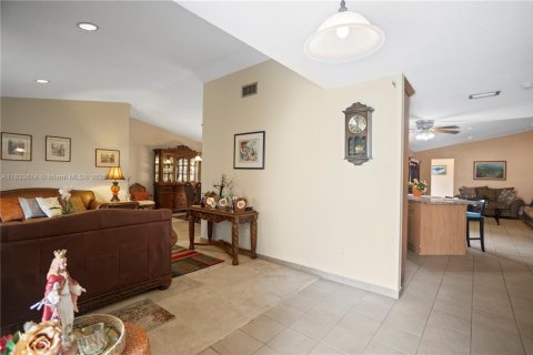 House in Davie, Florida 4 bedrooms, 197.32 sq.m. № 1811487 - photo 4