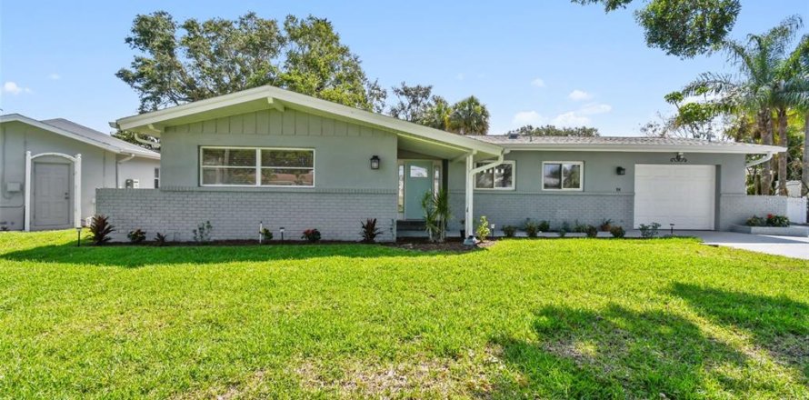 House in Dunedin, Florida 3 bedrooms, 147.16 sq.m. № 1755503