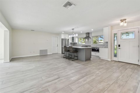 House in Dunedin, Florida 3 bedrooms, 147.16 sq.m. № 1755503 - photo 8