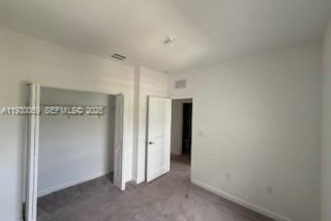 Снять в аренду таунхаус в Хомстед, Флорида 3 спальни, 137.77м2, № 1989678 - фото 13