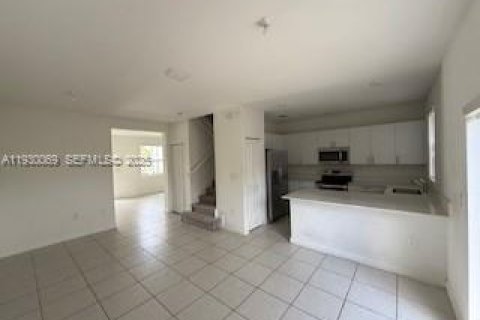 Снять в аренду таунхаус в Хомстед, Флорида 3 спальни, 137.77м2, № 1989678 - фото 7