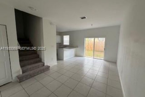 Снять в аренду таунхаус в Хомстед, Флорида 3 спальни, 137.77м2, № 1989678 - фото 6