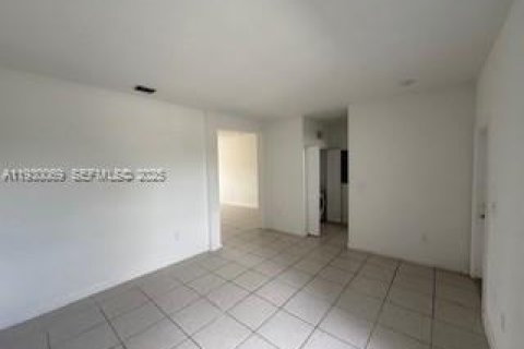 Снять в аренду таунхаус в Хомстед, Флорида 3 спальни, 137.77м2, № 1989678 - фото 4