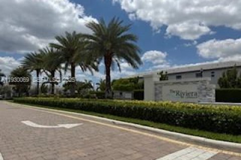 Снять в аренду таунхаус в Хомстед, Флорида 3 спальни, 137.77м2, № 1989678 - фото 1