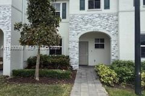 Снять в аренду таунхаус в Хомстед, Флорида 3 спальни, 137.77м2, № 1989678 - фото 2