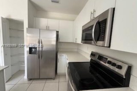 Снять в аренду таунхаус в Хомстед, Флорида 3 спальни, 137.77м2, № 1989678 - фото 8