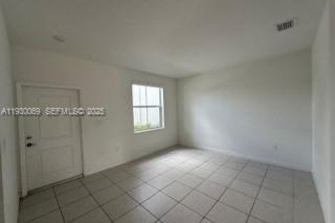 Снять в аренду таунхаус в Хомстед, Флорида 3 спальни, 137.77м2, № 1989678 - фото 3