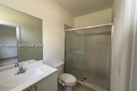 Снять в аренду таунхаус в Хомстед, Флорида 3 спальни, 137.77м2, № 1989678 - фото 16