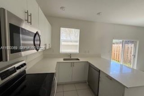 Снять в аренду таунхаус в Хомстед, Флорида 3 спальни, 137.77м2, № 1989678 - фото 9