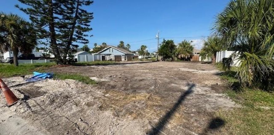 Terreno en Madeira Beach, Florida № 2097871