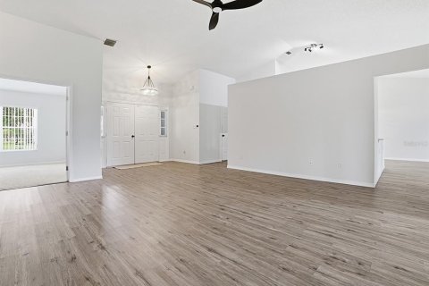 House in Leesburg, Florida 2 bedrooms, 173.82 sq.m. № 2217433 - photo 13