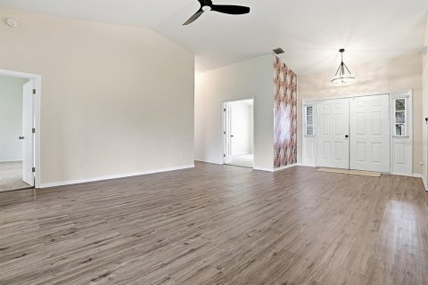 House in Leesburg, Florida 2 bedrooms, 173.82 sq.m. № 2217433 - photo 12