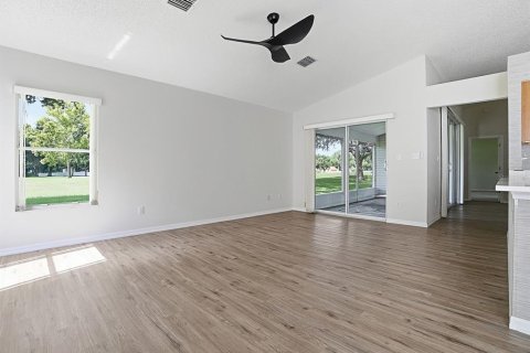 House in Leesburg, Florida 2 bedrooms, 173.82 sq.m. № 2217433 - photo 17