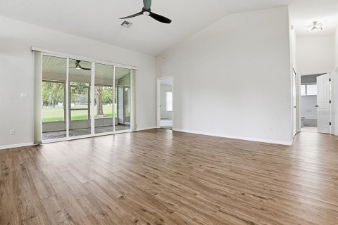 House in Leesburg, Florida 2 bedrooms, 173.82 sq.m. № 2217433 - photo 11