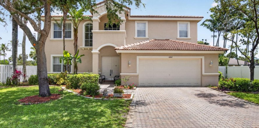 House in Lake Worth, Florida 5 bedrooms, 248.33 sq.m. № 2246174