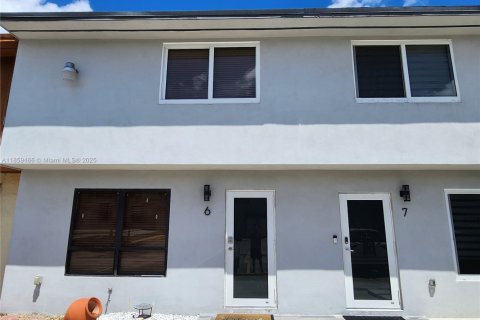 Townhouse in Miami, Florida 2 bedrooms, 106.84 sq.m. № 1891988 - photo 1