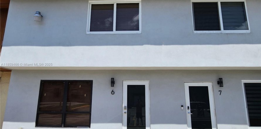 Townhouse in Miami, Florida 2 bedrooms, 106.84 sq.m. № 1891988