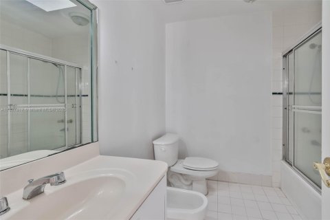 Condominio en venta en Miami, Florida, 3 dormitorios, 137.5 m2 № 1799621 - foto 11