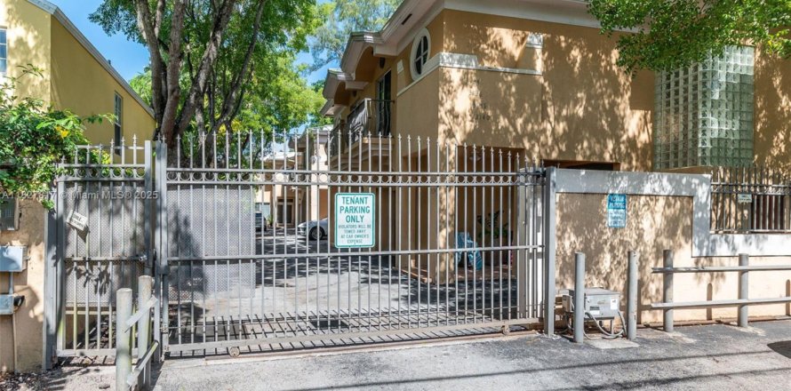 Condominio en Miami, Florida, 3 dormitorios № 1799621
