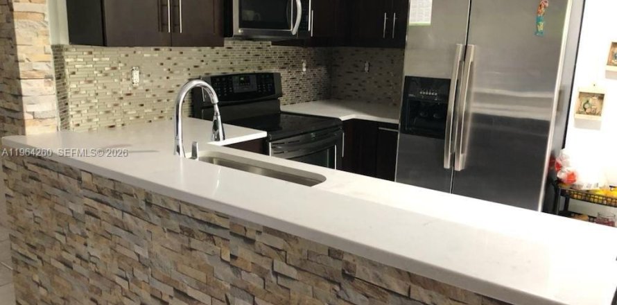 Townhouse in Miami, Florida 3 bedrooms, 135.82 sq.m. № 2026752