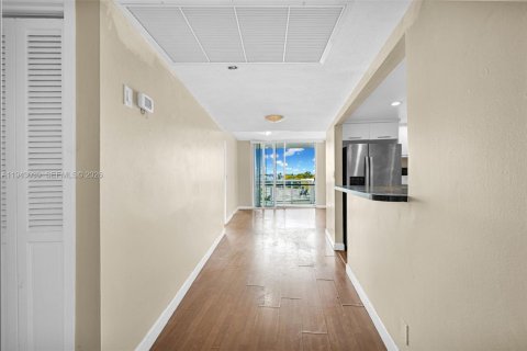 Condominio en venta en Miami Beach, Florida, 2 dormitorios, 85.47 m2 № 2003330 - foto 3